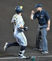 　７回、代打・佐藤輝は二塁ゴロに倒れる（撮影・佐々木彰尚）