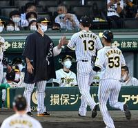 　８回、伊藤将（左）は継投した岩崎を迎える（撮影・山口登）