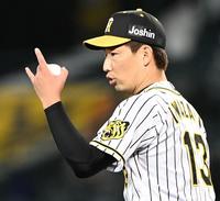 　８回、好リリーフをみせた岩崎（撮影・飯室逸平）