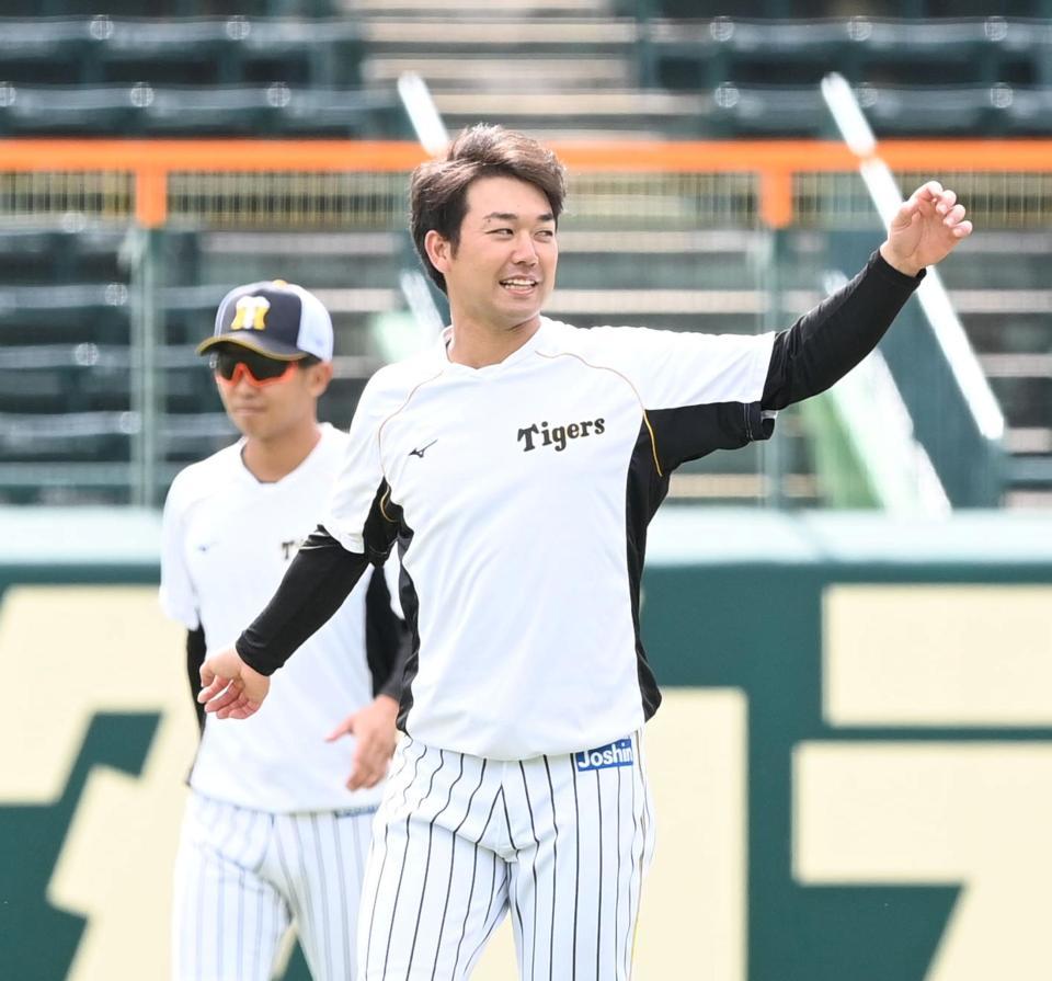 　１軍に合流し、笑顔で練習する山本（撮影・飯室逸平）