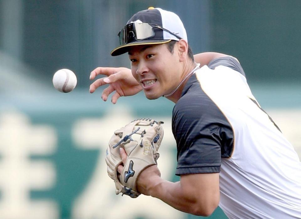 　ノックを受ける佐藤輝（撮影・田中太一）