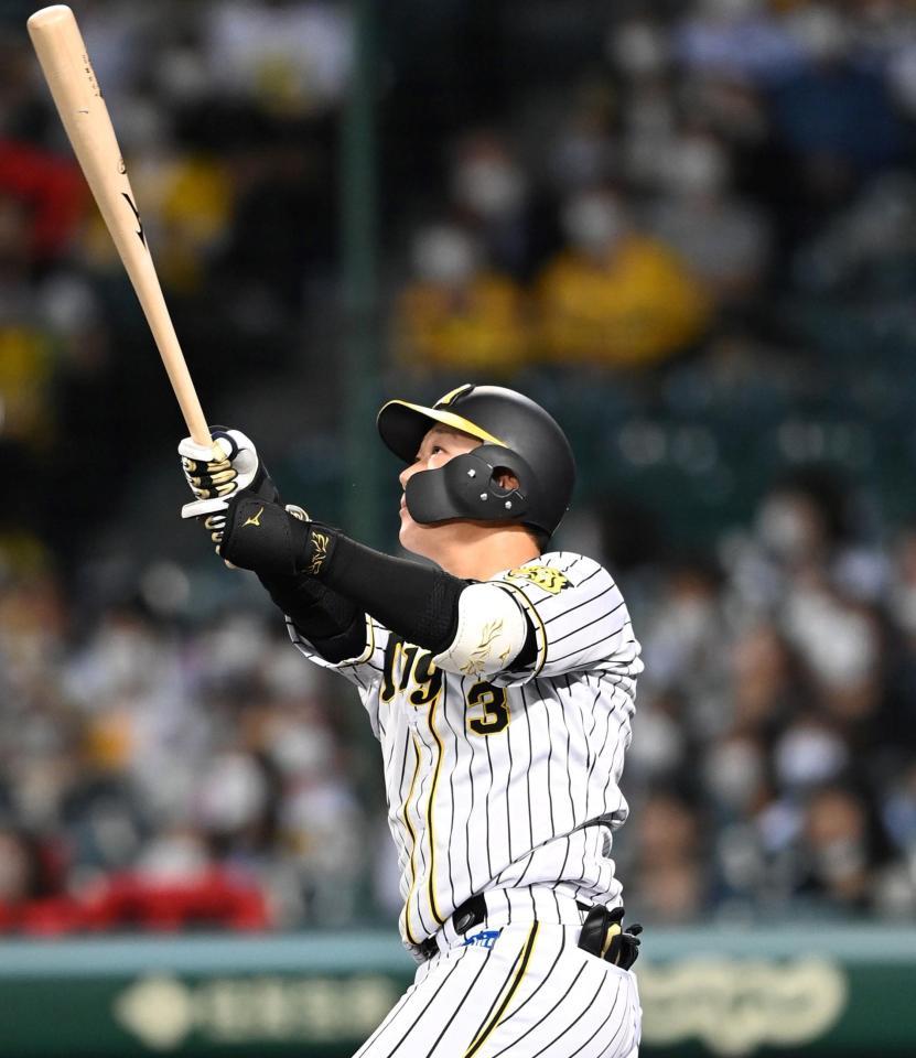 　４回、先制の１８号２ランを放つ大山（撮影・飯室逸平）