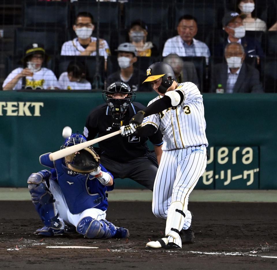 　４回、中越えに先制２ランを放つ大山（撮影・山口登）