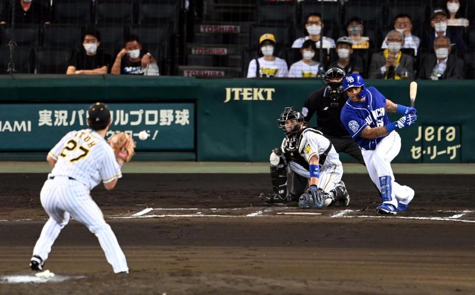 　６回、ビシエドは投ゴロに倒れる（投手　伊藤将）＝撮影・山口登