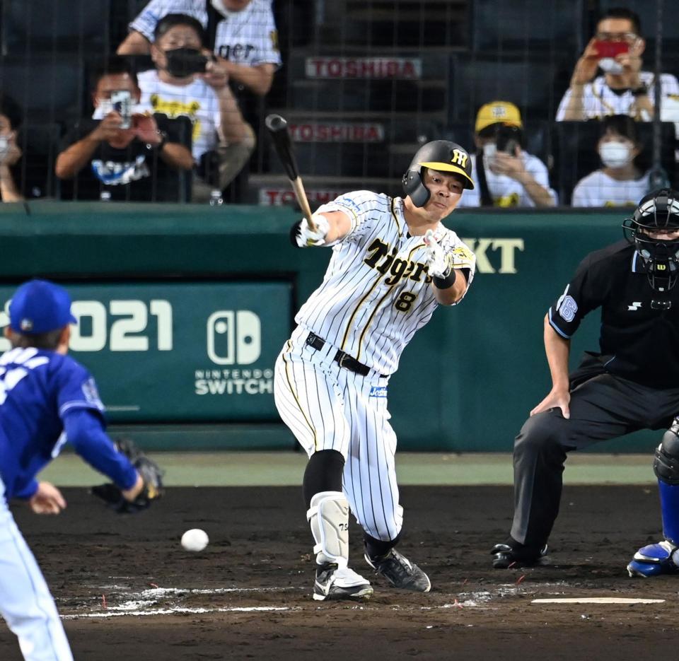 　７回、代打・佐藤輝は二ゴロに倒れる（撮影・山口登）