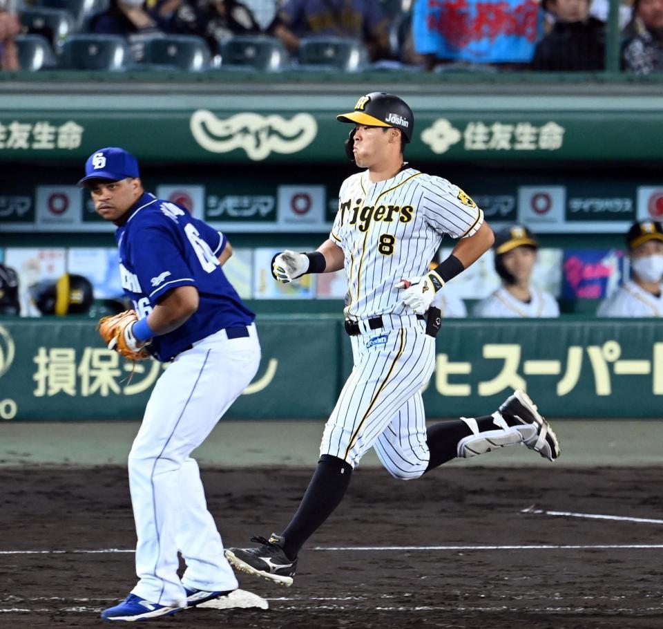 　７回、代打・佐藤輝は二ゴロに倒れる（撮影・山口登）