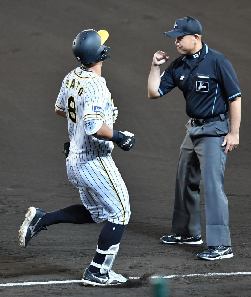 　７回、代打・佐藤輝は二塁ゴロに倒れる（撮影・佐々木彰尚）