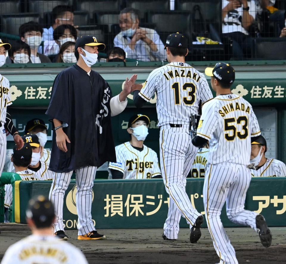 　８回、伊藤将（左）は継投した岩崎を迎える（撮影・山口登）