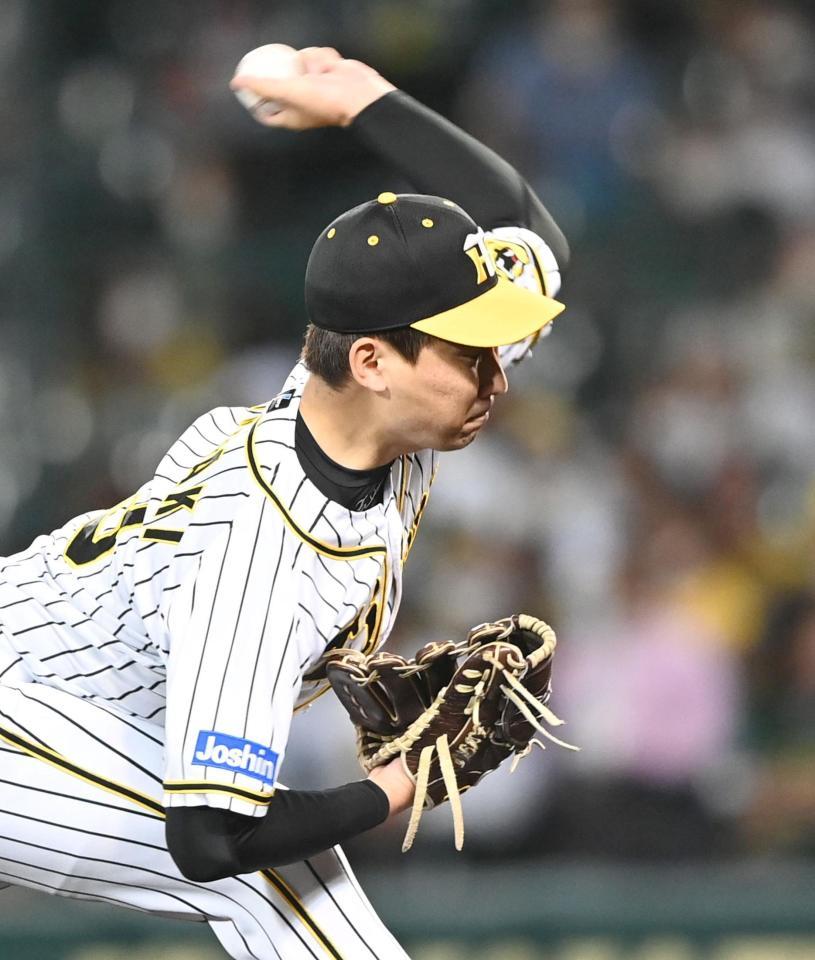 　８回、好リリーフをみせた岩崎（撮影・飯室逸平）