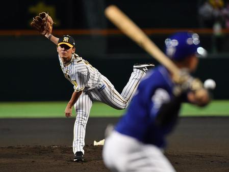 　中日相手に力投する伊藤将（撮影・佐々木彰尚）