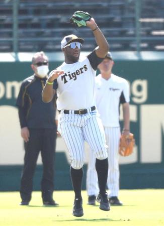 　試合前、左翼の守備練習に励むロハス（撮影・北村雅宏）
