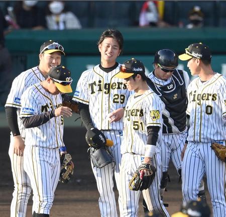 　２試合連続での完封勝利に笑顔を見せる高橋（中央）＝撮影・飯室逸平