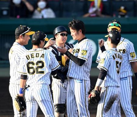 　２試合連続完封勝利を挙げ、大山からウイニングボールを受けとる高橋（撮影・飯室逸平）