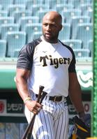 　打撃練習に向かうロハス（撮影・北村雅宏）