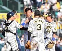 　完封勝利を挙げた高橋（中央）はナインと喜び合う（撮影・田中太一）