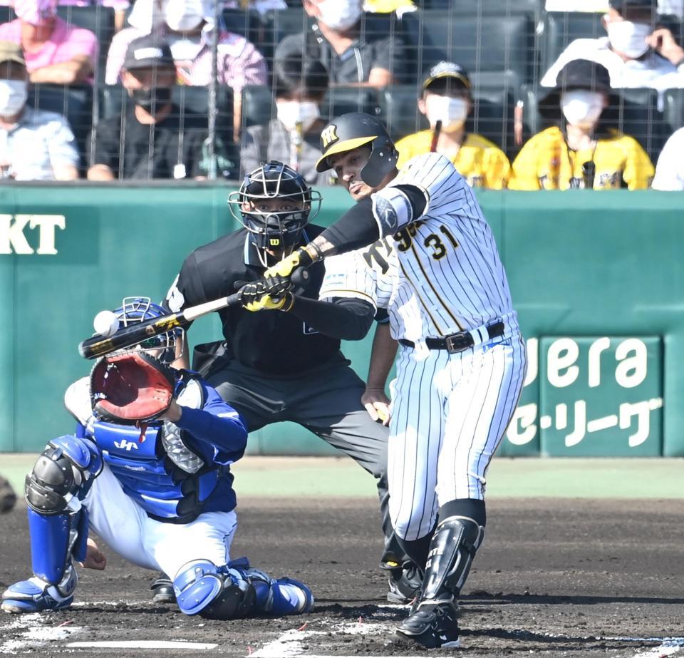 　１回、先制の２１号３ランを放つマルテ（撮影・飯室逸平）