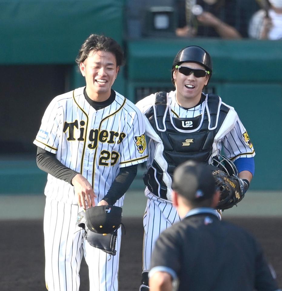 　２試合連続の完封勝利を喜ぶ高橋と梅野（撮影・飯室逸平）