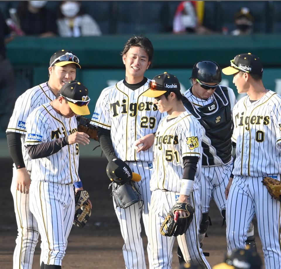 　２試合連続での完封勝利に笑顔を見せる高橋（中央）＝撮影・飯室逸平