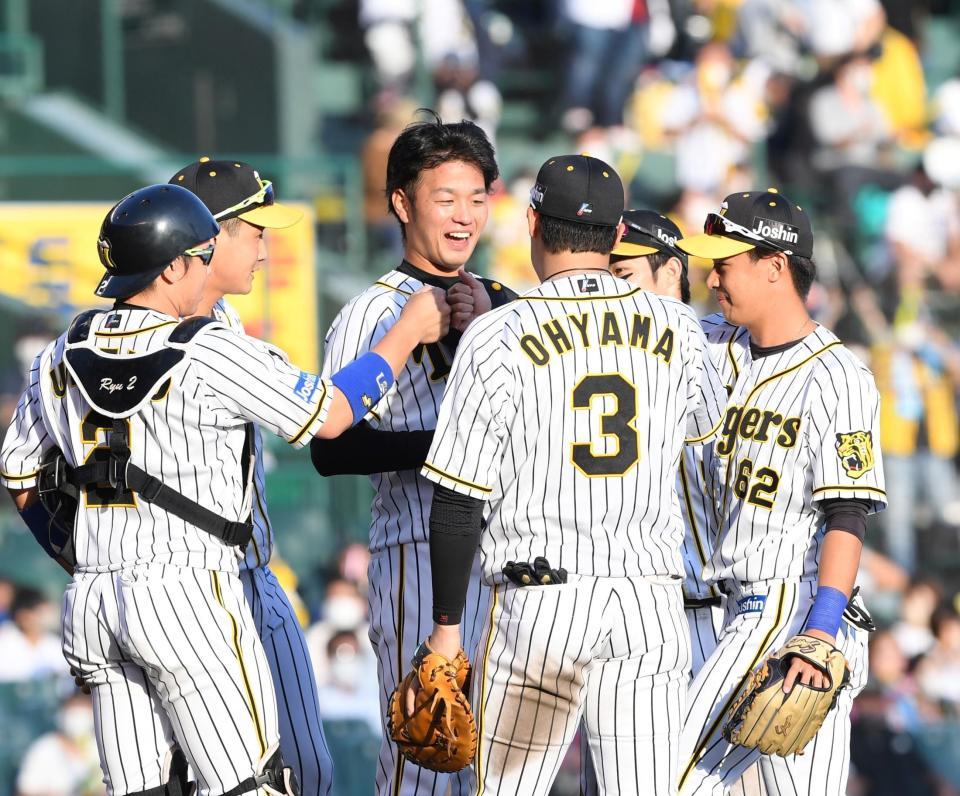 　完封勝利を挙げた高橋（中央）はナインと喜び合う（撮影・田中太一）