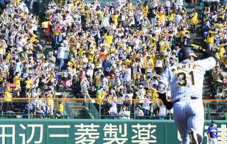 　１回、マルテ（右手前）が先制３ランを放ち、沸き上がる左翼席の阪神ファン（撮影・田中太一）