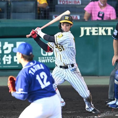 　８回、右前打を放つ中野（撮影・飯室逸平）