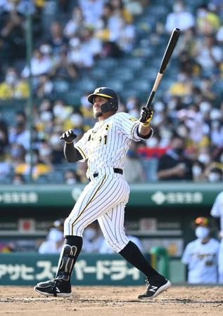 　３回、阪神・マルテは左越えに先制ソロを放つ（撮影・山口登）