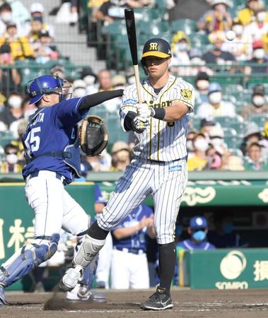 ２回、空振り三振に倒れる阪神・佐藤輝明＝甲子園（撮影・田中太一）