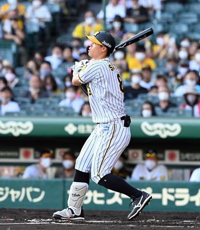 　６回、佐藤輝は空振り三振に倒れる（撮影・山口登）
