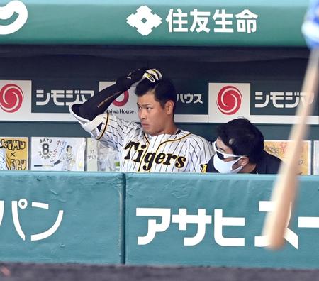 ６回、阪神・佐藤輝明は空振り三振に倒れ、ベンチに戻り悔しそうな表情を見せる＝甲子園（撮影・山口登）