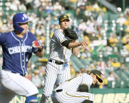 　４回、小笠原（手前）のバント処理で一塁へ送球するガンケル（撮影・田中太一）