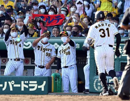 　３回、矢野監督は先制ソロを放ったマルテを迎える（撮影・山口登）