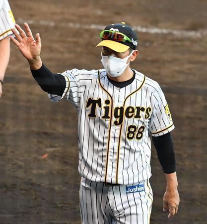 　ファンの声援に応える矢野監督（撮影・佐々木彰尚）