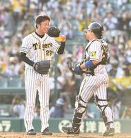 　２試合連続完封勝利を挙げた高橋は梅野（右）と喜び合う（撮影・北村雅宏）
