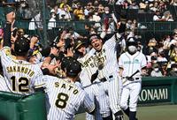 　１回、先制３ランを放ったマルテはナインと一緒に“ラパンパラ”ポーズで盛り上がる（撮影・田中太一）