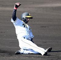 　１回阪神、無死一、三塁、二盗を決める中野（撮影・飯室逸平）