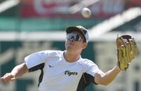 外野でノックを受ける阪神・佐藤輝明＝甲子園（撮影・佐々木彰尚）