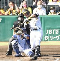 　３回、先制の２２号ソロを放つ阪神・マルテ（撮影・飯室逸平）