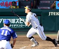 　４回、一ゴロに倒れ悔しがる阪神・佐藤輝（撮影・飯室逸平）