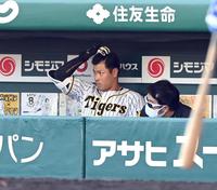 ６回、阪神・佐藤輝明は空振り三振に倒れ、ベンチに戻り悔しそうな表情を見せる＝甲子園（撮影・山口登）