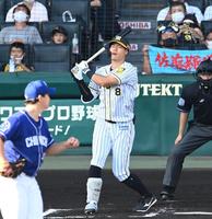 　６回、空振り三振に倒れる佐藤輝（撮影・飯室逸平）