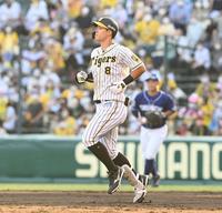 　８回、佐藤輝は二飛に倒れる（撮影・山口登）