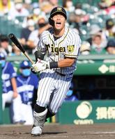 　４回、凡打に倒れ悔しがる佐藤輝（撮影・田中太一）