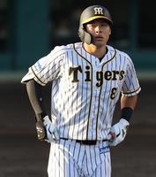 　８回、佐藤輝が二飛に倒れる