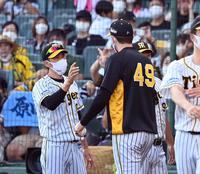 　中日に３連勝し、矢野監督（左）はガンケルとタッチする（撮影・山口登）