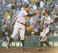 　試合を締めた・スアレス（左）は梅野と喜ぶ（撮影・山口登）