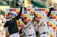 　中日に勝利し、お立ち台でポーズを決める（左から）阪神のガンケル、マルテ、スアレス