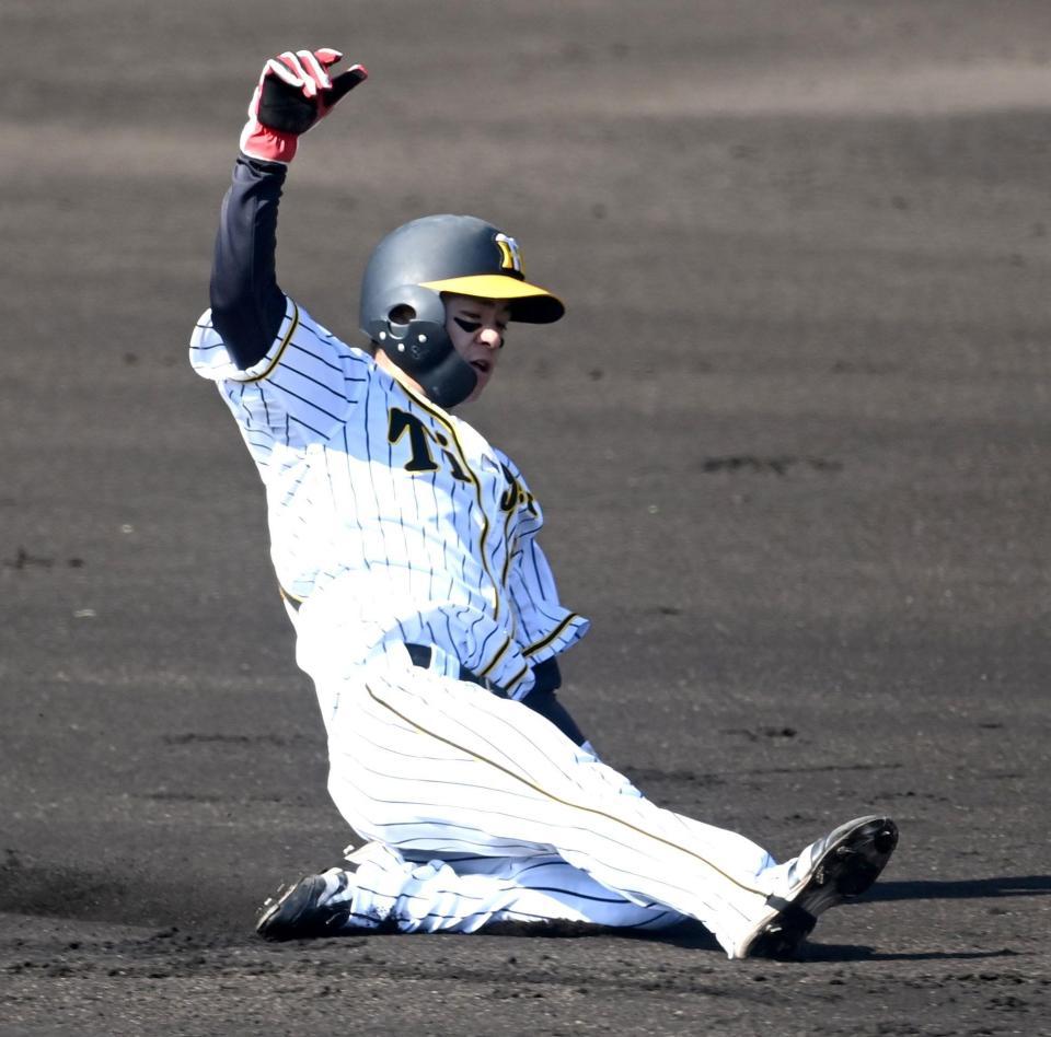 　１回阪神、無死一、三塁、二盗を決める中野（撮影・飯室逸平）