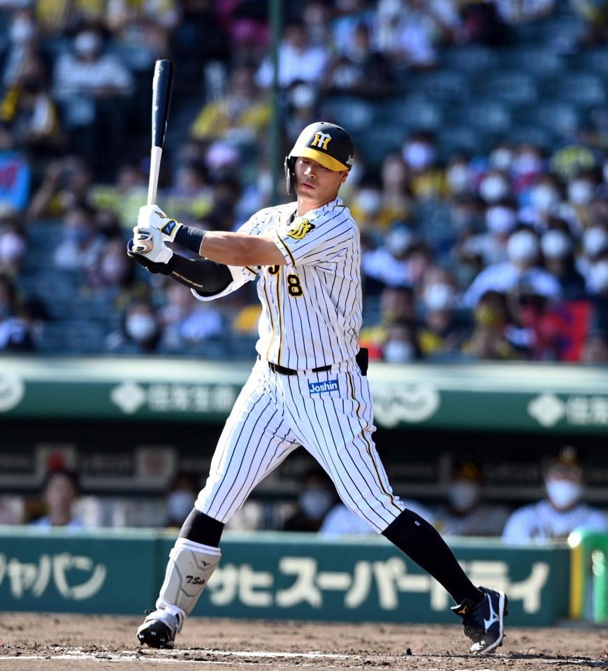 ２回、阪神・佐藤輝は空振り三振に倒れる＝甲子園（撮影・山口登）