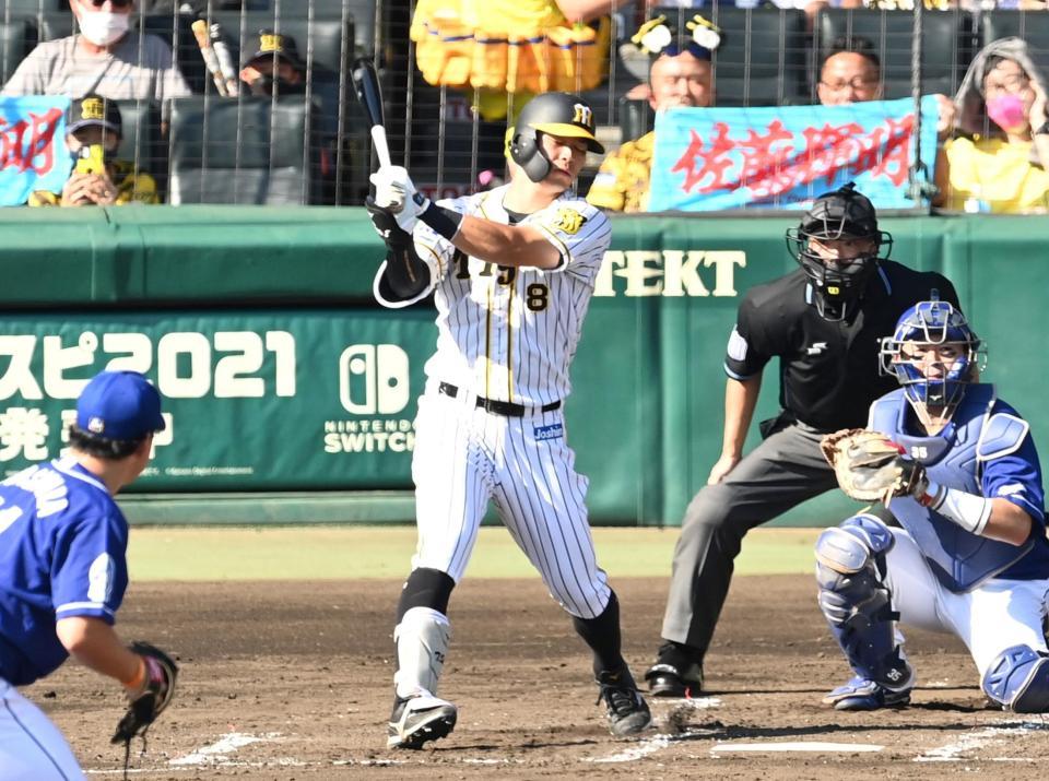 ２回、空振り三振に倒れる阪神・佐藤輝＝甲子園（撮影・飯室逸平）