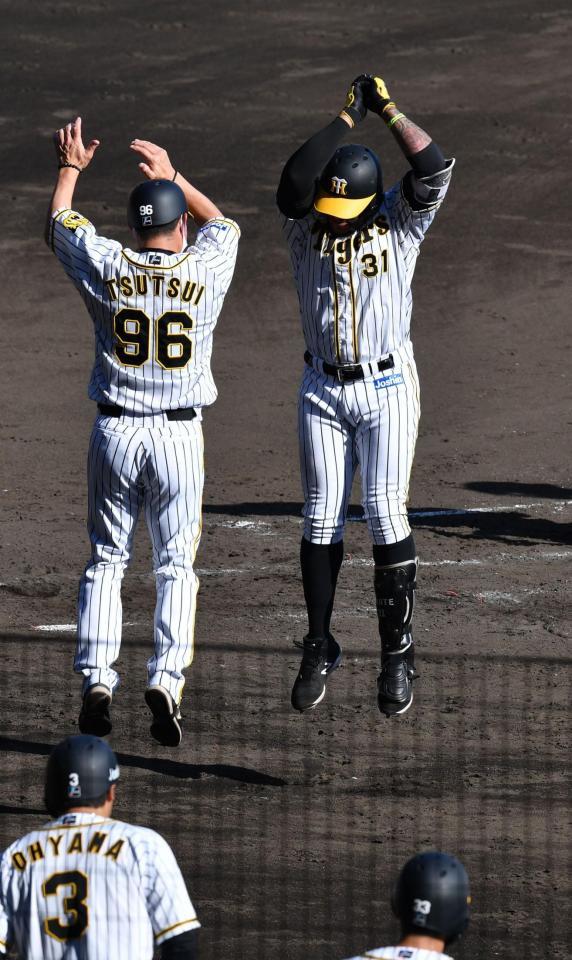 　３回、左越えにソロを放ち生還するマルテ（撮影・佐々木彰尚）